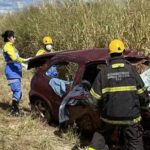 Bombeiros resgatam vítima em carro destruído após colisão frontal na MGC-497, em Uberlândia, com veículo fora da pista em área de vegetação